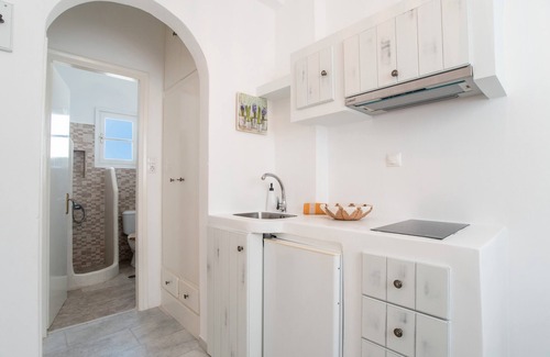 Mikri Vigla Apartment | Apartment 'Maroulis Studios - Studio 3' with Private Garden, Wi-Fi and Air Conditioning