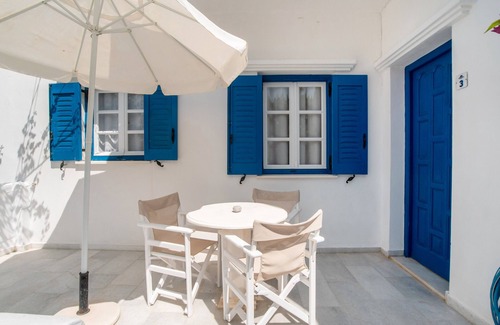 Mikri Vigla Apartment | Apartment 'Maroulis Studios - Studio 3' with Private Garden, Wi-Fi and Air Conditioning