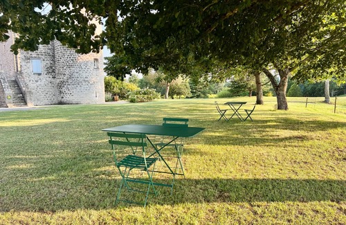 Grospierres Apartment | Apartment 'Merlot - Château De La Selve' with Mountain View, Shared Pool and Wi-Fi