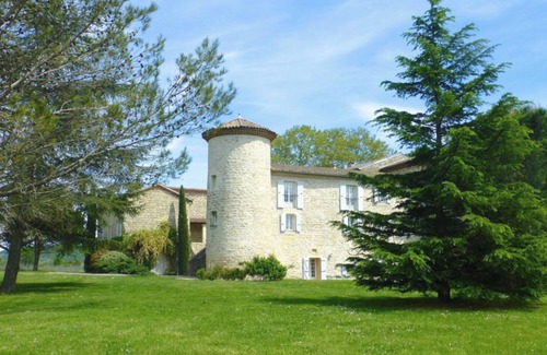 Grospierres Apartment | Apartment 'Merlot - Château De La Selve' with Mountain View, Shared Pool and Wi-Fi