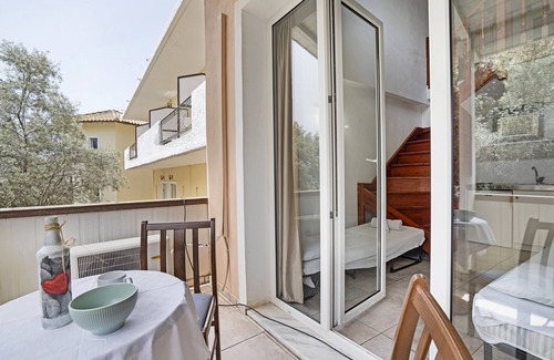 Perigiali Apartment | Apartment 'Mezoneta 2' with Sea View and Air Conditioning
