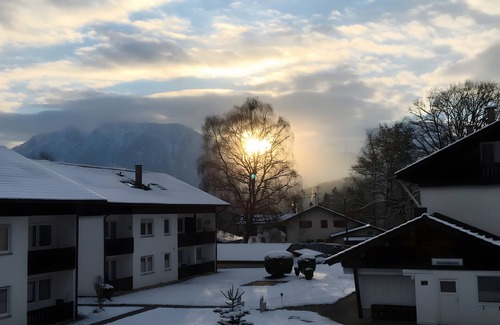 Oberaudorf Apartment | Apartment 'Mit Bergblick, Pool, Sauna' with Mountain View, Shared Garden and Wi-Fi