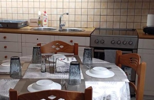 Adamas Apartment | Apartment 'Nikos Family Milos' with Sea View, Wi-Fi and Air Conditioning