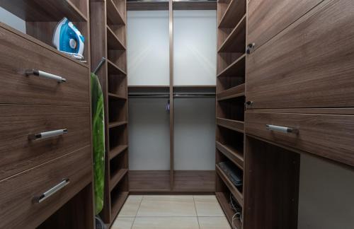 Pozniaky Apartment | Apartment on Akhmatovoyi 32/18