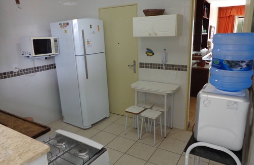 Vila Nova Apartment | Apartment on the edge of Praia do Forte in Cabo Frio, opposite Praça das Águas