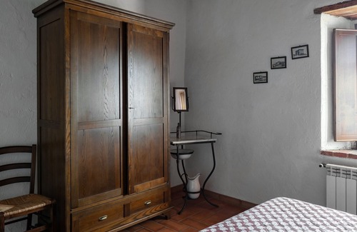 Castell'Azzara Apartment | Apartment 'Podere Le Ghiande, Podere N°2' with Mountain View, Shared Pool and Wi-Fi