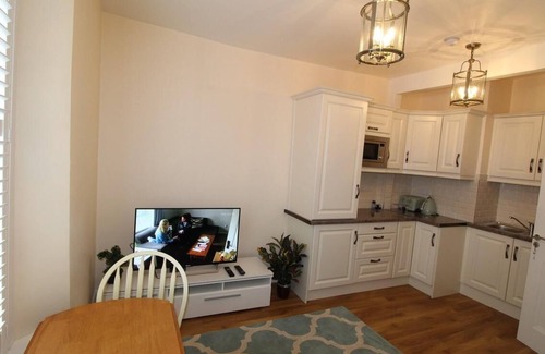 Kinsale Apartment | Apartment-Private Bathroom-Ref B