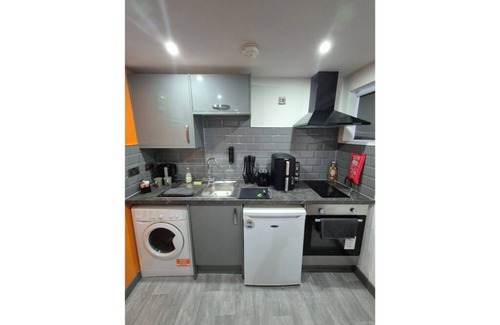Bradford Apartment | Apartment-Shower-Modern-City View