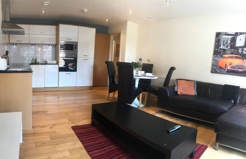 Hull Old Town Apartment | Apartment-sleeps4-balcony-parking-petsok