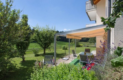 Wangen im Allgaeu Apartment | Apartment 'Sonnenschein, 90qm' with Shared Terrace, Shared Garden and Wi-Fi