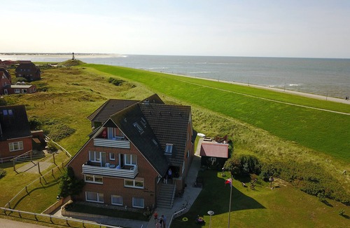 Baltrum Apartment | Apartment 'Sonnenuntergang' with Sea View, Private Terrace and Wi-Fi