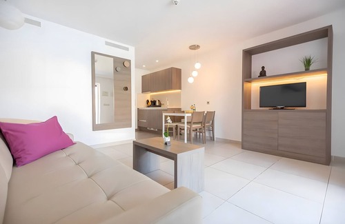 Cala Agulla Apartment | Apartment 'Standard 19' with Shared Pool, Wi-Fi and Air Conditioning