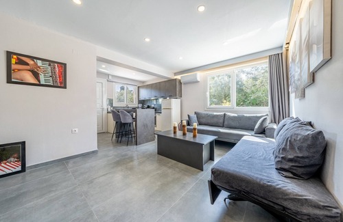 Molos Apartment | Apartment 'Starry Sky Luxury 1' with Shared Garden
