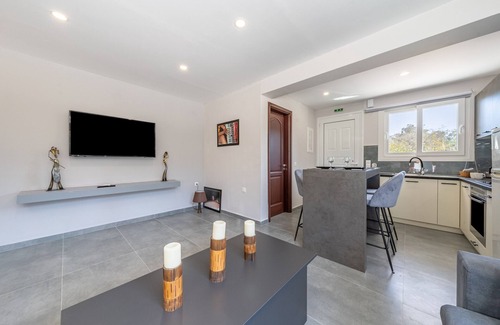 Molos Apartment | Apartment 'Starry Sky Luxury 1' with Shared Garden