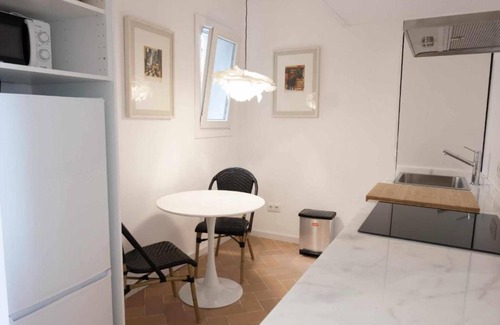 Mahon Apartment | Apartment 'Suite 1' with Wi-Fi and Air Conditioning