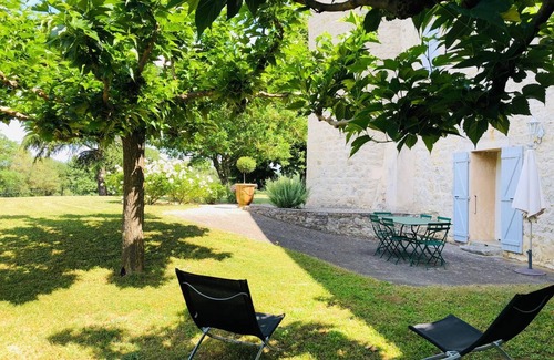 Grospierres Apartment | Apartment 'Syrah - Château De La Selve' with Mountain View, Shared Pool and Wi-Fi
