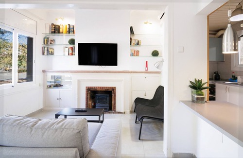 La Nova Esquerra de l'Eixample Apartment | Apartment 'T1 Tarradellas Sants Est' with Private Terrace, Wi-Fi and Air Conditioning