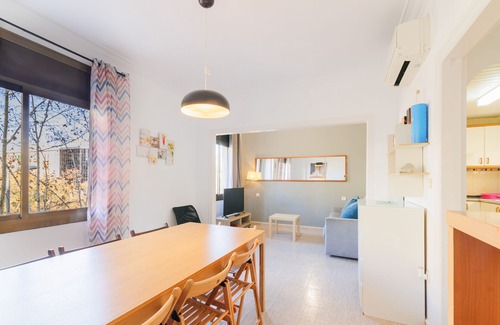 La Nova Esquerra de l'Eixample Apartment | Apartment 'T3 Tarradellas Sants Est' with Wi-Fi and Air Conditioning