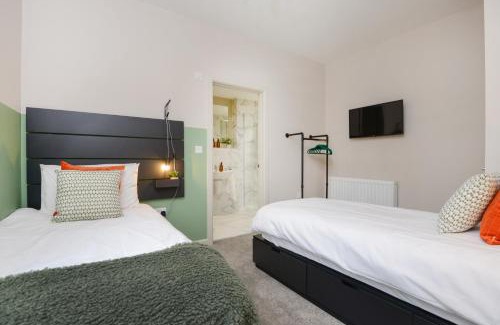 Plymouth Apartment | Apartment Three - Free Private Car Park - sleeps 6 - 3 shower rooms - by Ocean City Retreats