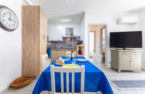 Marina di Ragusa Apartment | Apartment 'Vicin O Mari' with Private Terrace, Wi-Fi and Air Conditioning