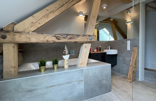 Mutzenich Apartment | Apartment with balcony and barbecue