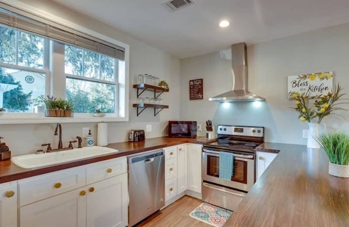 Thunderbolt House | Apartment w/ Pool & Gazebo-Swanky Savannah Style