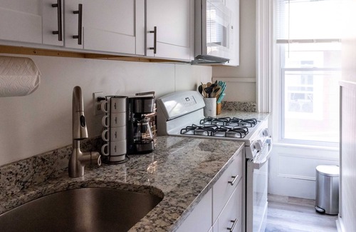Downtown Apartment | Apartment w/ Private Sun Porch - Downtown MHT