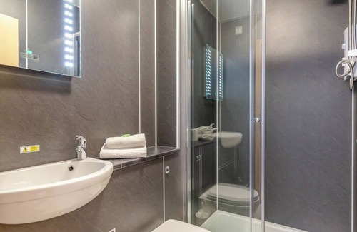 Hele Apartment | Apartment with Access to Pool, Spa & Soft play