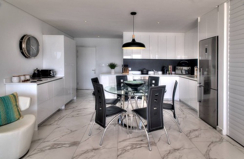 Bloubergstrand Apartment | Apartment with beach view and island view not affected by loadshedding! by HMH