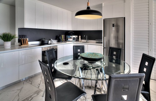Bloubergstrand Apartment | Apartment with beach view and island view not affected by loadshedding! by HMH