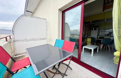 La Rochelle Apartment | Apartment with Balcony & Pool in La Rochelle