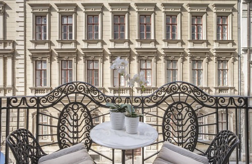 Inner City Budapest Apartment | APARTMENT WITH BALCONY IN PEDESTRIAN STREET , 2BR , 2BA , AC ,Wi-Fi , SMART TV