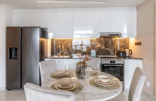 Bur Dubai Apartment | Apartment with City Skyline View , Pool & Gym Access