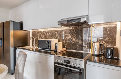 Bur Dubai Apartment | Apartment with City Skyline View , Pool & Gym Access