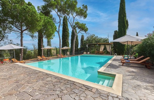 Torrita di Siena Apartment | Apartment with a beautiful view of the pool and Torrita village