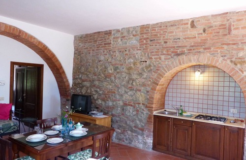 Torrita di Siena Apartment | Apartment with private covered terrace in front of the garden