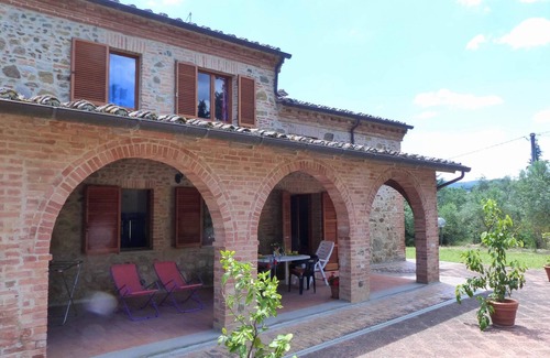 Torrita di Siena Apartment | Apartment with private covered terrace in front of the garden