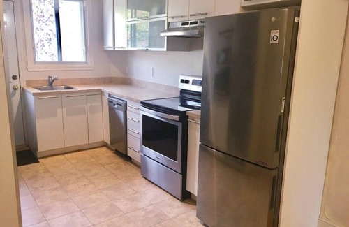Cote-Des-Neiges—Notre-Dame-De-Grace Apartment | Apartment with landscaped backyard, close to Monkland village, MUHC, Concordia