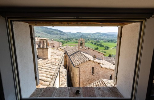 Spello Apartment | APARTMENT WITH LARGE ROOFTOP TERRACE, A/C, lift, free parking. Sleeps up 4
