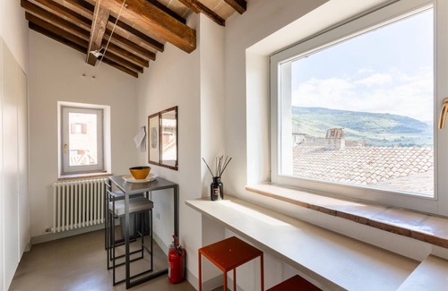Spello Apartment | APARTMENT WITH LARGE ROOFTOP TERRACE, A/C, lift, free parking. Sleeps up 4