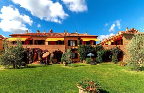 Sughera Apartment | Apartment with pool, WIFI, A/C, TV, veranda, pets allowed, panoramic view, close to San Gimignano