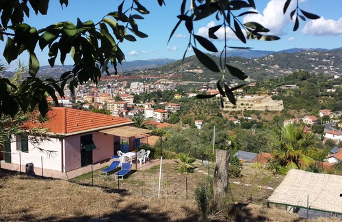 Imperia Villa | App. in Villa with large private garden and parking, shared pool