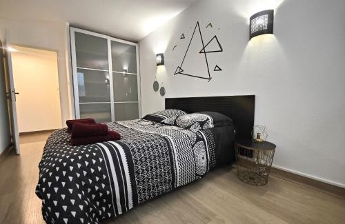 Aubagne Apartment | *Appart Lily* Parking* 5 min du cœur de ville