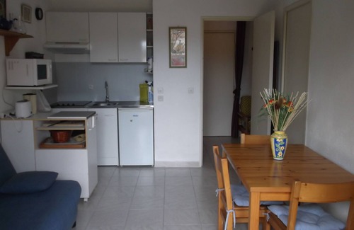 La Londe-les-Maures Apartment | Appart. T2 de 35 m² en rez de Jardin au Calme. Résidence Fermée Avec Piscine