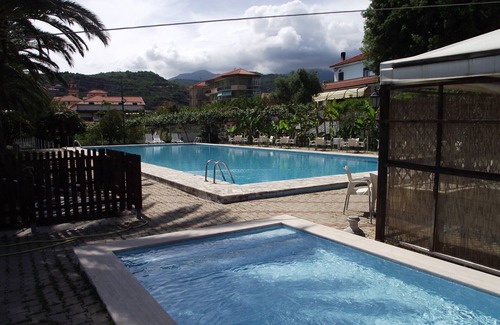 Pietra Ligure Condo | Appartamenti Vista Mare con Piscina