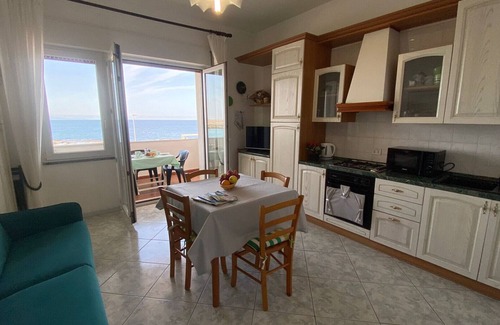 Porto Torres Apartment | APPARTAMENTO IL DELFINO: comodissimo e fronte mare