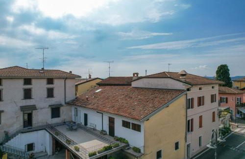 Moniga del Garda Apartment | Appartamento in Piazza