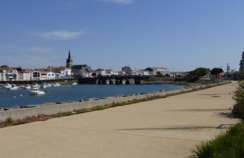 Saint-Gilles-Croix-de-Vie Apartment | Appartement 3 pièces avec balcon à 700m de la plage - 6 couchages, garage, classé 3 étoiles - FR-1-224-710