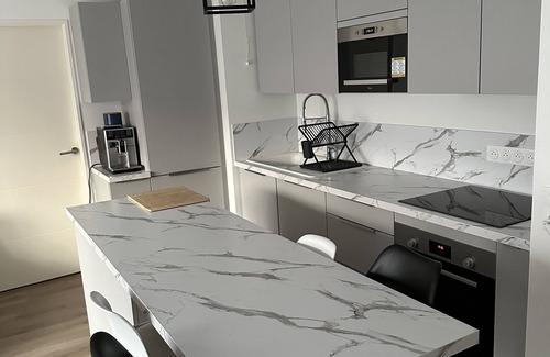 Quartier des Grandes-Carrieres Apartment | Appartement Idéal Pour les Familles, Proche de Paris et des Futurs JO !