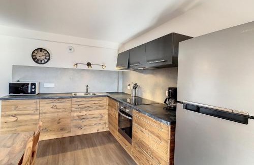 La Toussuire Apartment | Appartement 2* 8 pers, proche télésiège, balcon sud, parking, commerces à proximité - FR-1-417-17